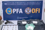 La Policía Federal interceptó a dos motociclistas que portaban un kilo de cocaína y una pistola en el barrio Smata