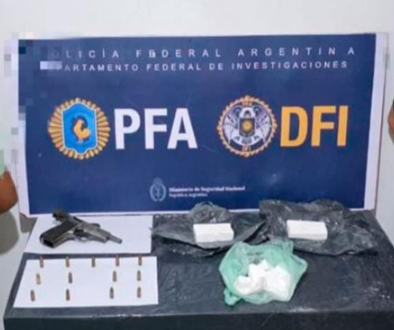 La Policía Federal interceptó a dos motociclistas que portaban un kilo de cocaína y una pistola en el barrio Smata