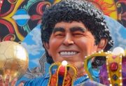 Tributo monumental a Maradona en el Carnaval de Acireale