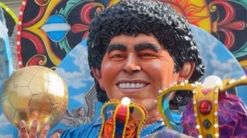 Tributo monumental a Maradona en el Carnaval de Acireale