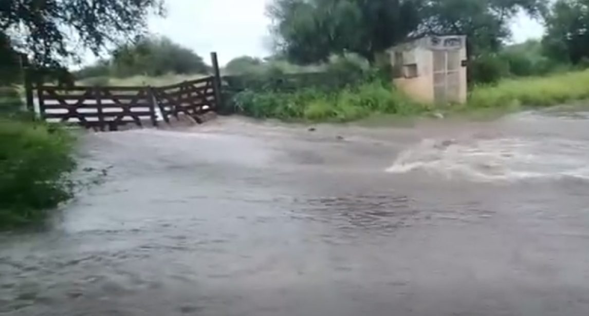Inundaciones en Catamarca: evacuaron a más de 60 familias y hay alerta por caminos colapsados