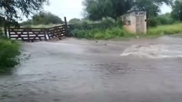 Inundaciones en Catamarca: evacuaron a más de 60 familias y hay alerta por caminos colapsados