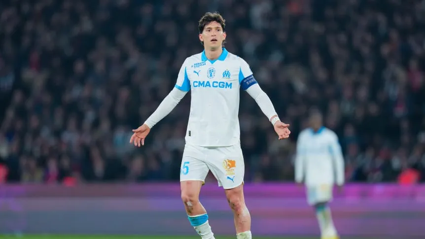 La dura semana de Balerdi: infección de oído, internación y ausencia en Marsella