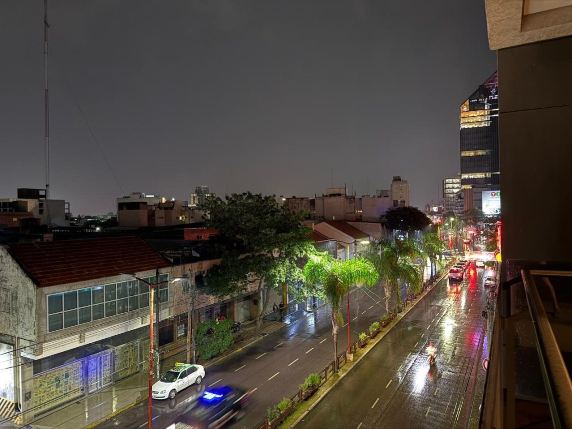 Entre relámpagos y lluvia: la tormenta llegó a Santiago del Estero y así transcurre la noche en la ciudad