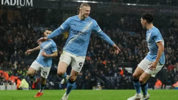 Manchester City aplastó al Fulham y quedó a tiro del Arsenal