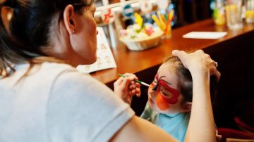 La ANMAT prohibió maquillajes y perfumes infantiles: cuáles son