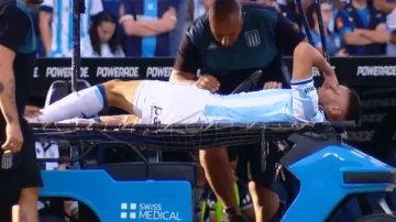 Maravilla Martínez salió en camilla y preocupa a Racing