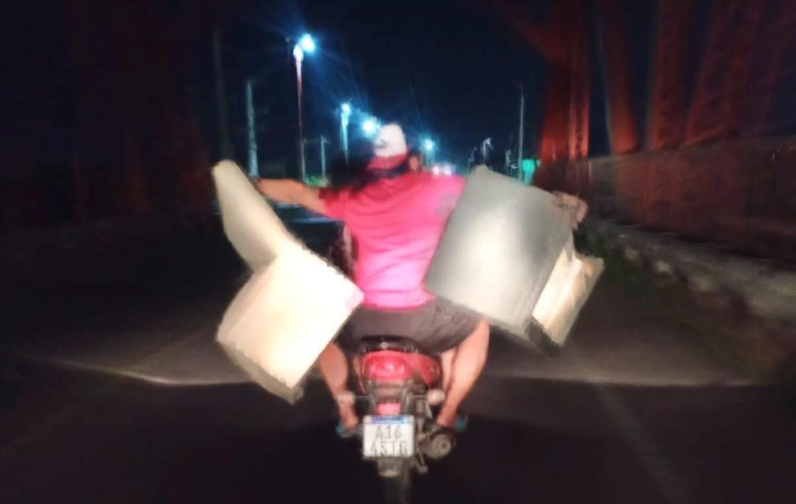 Sin casco y transportando sillones: la imprudencia no tiene límites