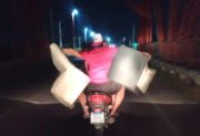 Sin casco y transportando sillones: la imprudencia no tiene límites