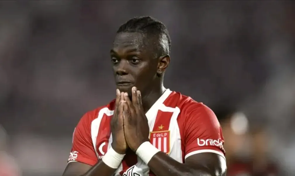 Se cayó el pase de Edwin Cetré a Athletico Paranaense y crece la polémica