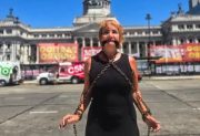 Nancy Pazos se encadenó y amordazó frente al Congreso contra la Reforma Laboral de Milei