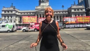 Nancy Pazos se encadenó y amordazó frente al Congreso contra la Reforma Laboral de Milei