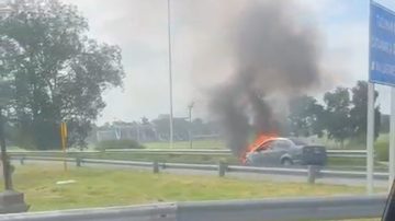 Susto en la zona del estadio: un auto se prendió fuego