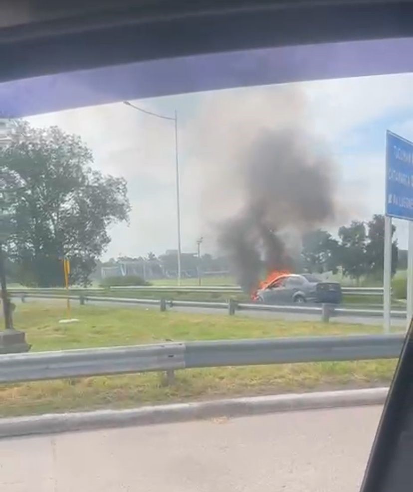Susto en la zona del estadio: un auto se prendió fuego