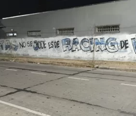 En plena crisis futbolística, los hinchas de Racing bancan a Costas