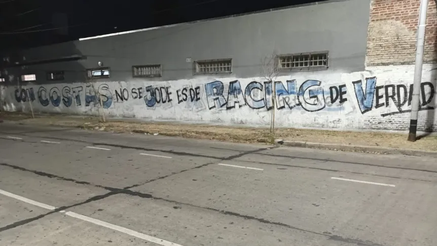 En plena crisis futbolística, los hinchas de Racing bancan a Costas