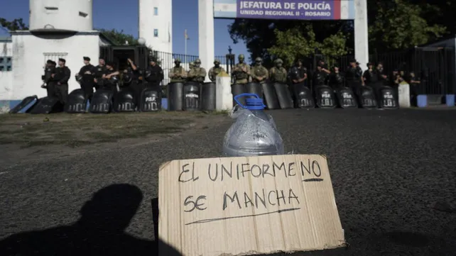 Crisis en Santa Fe: 20 policías pasados a disponibilidad y tensión en aumento