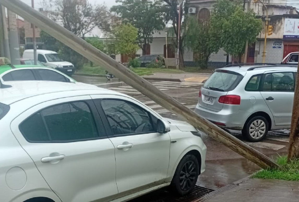 La caída de un poste de luz en Sarmiento y Av. Colón generó un caos vehicular durante la mañana