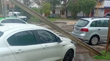 La caída de un poste de luz en Sarmiento y Av. Colón generó un caos vehicular durante la mañana