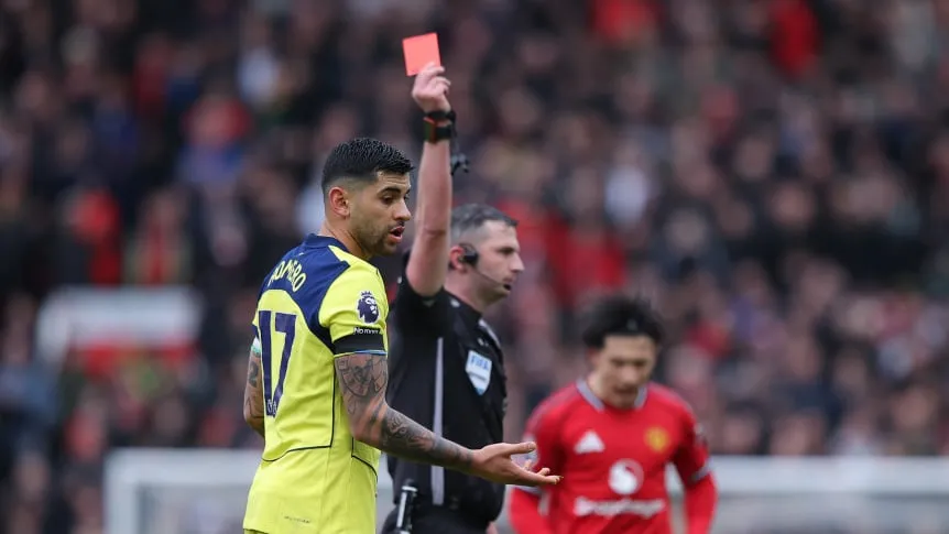 El United aprovechó la roja al Cuti Romero y hundió a Tottenham