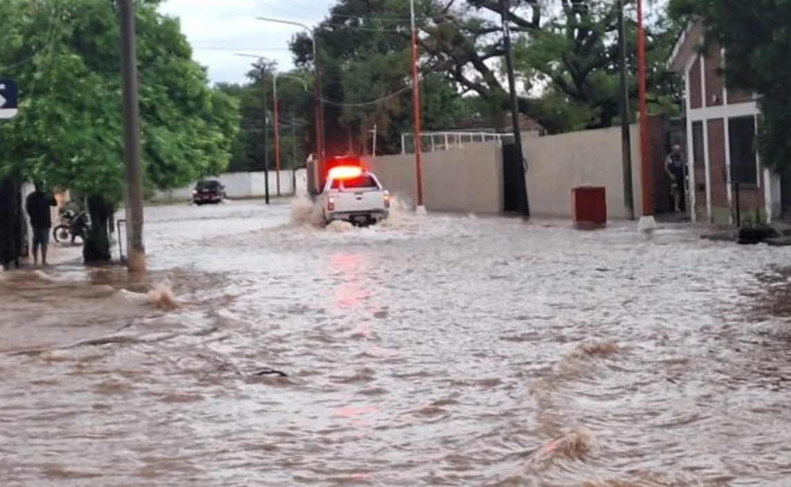 Impresionante temporal en Salta dejó inundaciones, evacuados y daños históricos