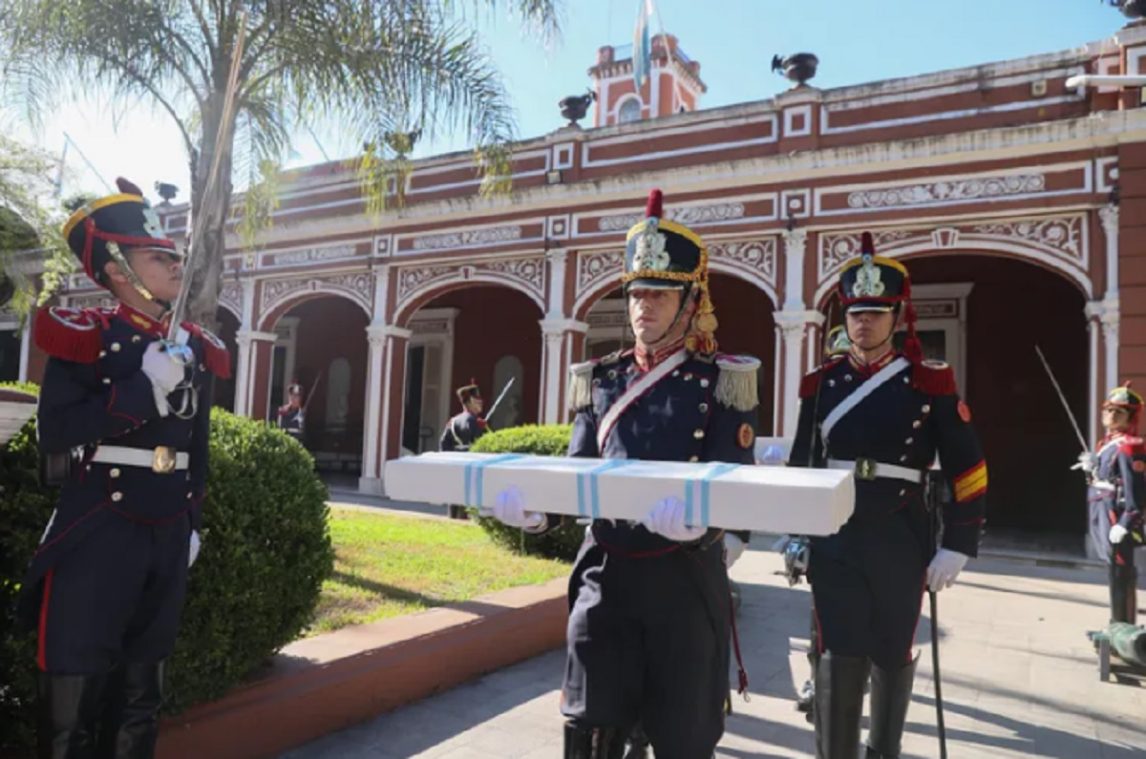 Trasladan el sable corvo de San Martín hacia el Regimiento de Granaderos