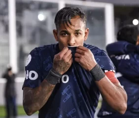 Sebastián Villa espera un llamado de Riquelme para definir su posible regreso a Boca