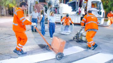 La intendente Fuentes supervisó los trabajos de la demarcación de las sendas peatonales