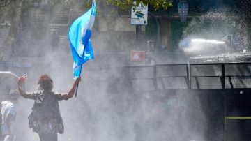 Tensión entre la Policía y manifestantes en el Congreso por el debate de la Ley Penal Juvenil