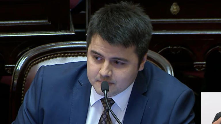 “Reforma laboral bajo fuego: un senador libertario celebró el fin de la antigüedad y pagar más barato a los trabajadores”