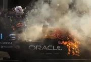 El auto de Tsunoda se incendió durante una exhibición de Red Bull