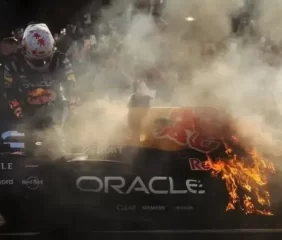 El auto de Tsunoda se incendió durante una exhibición de Red Bull