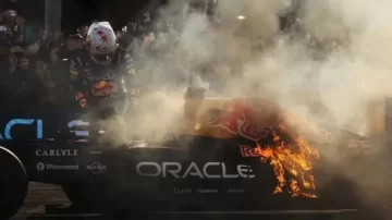 El auto de Tsunoda se incendió durante una exhibición de Red Bull