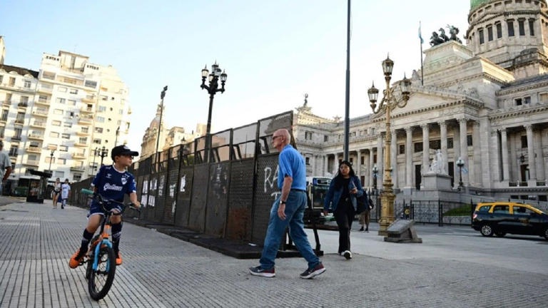 A la espera de la sesión por la reforma laboral, el Congreso permanece blindado