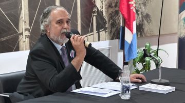 El reconocido historiador Roberto Colimodio abordó el legado de San Martín y Belgrano en la Legislatura