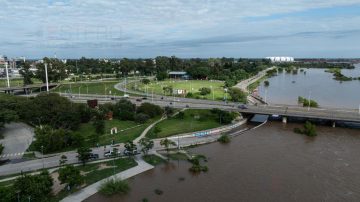 IMPACTANTES IMÁGENES: El drone de Info del Estero sobrevoló el río Dulce y registró la crecida en la zona de la nueva costanera