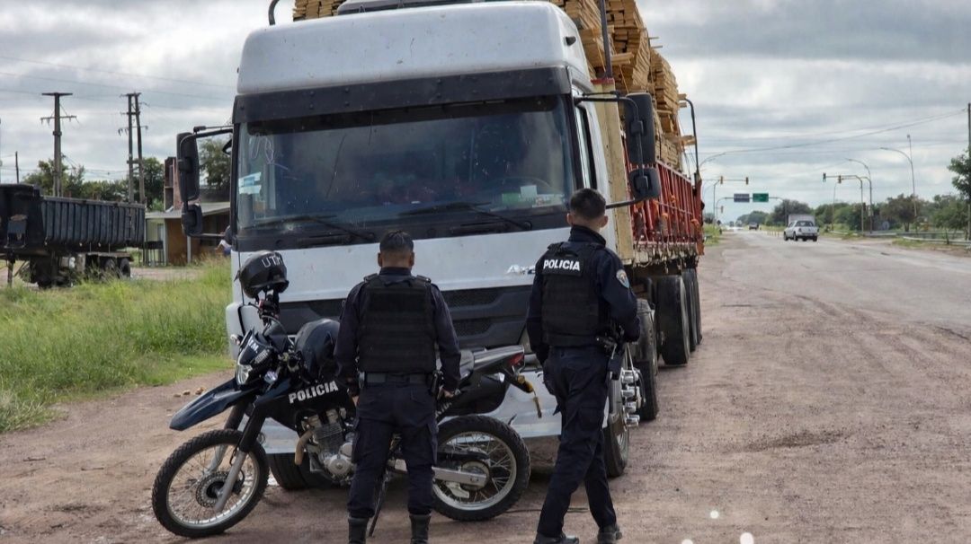 Camionero fue violentamente asaltado por un grupo de delincuentes que le disparó para que detuviera la marcha