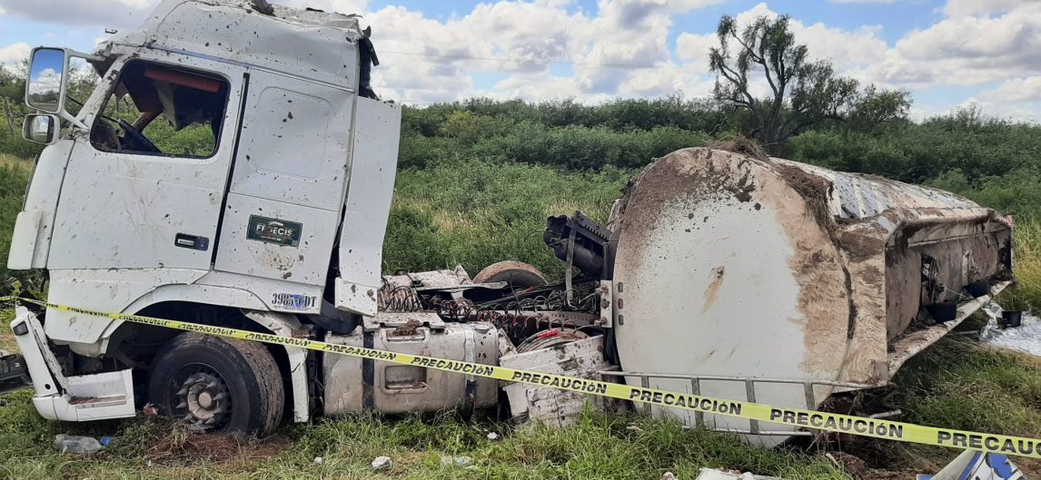 FOTOS. Vuelco de camión con nafta en Lugones activó un operativo ambiental