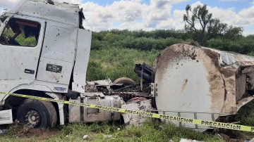 FOTOS. Vuelco de camión con nafta en Lugones activó un operativo ambiental