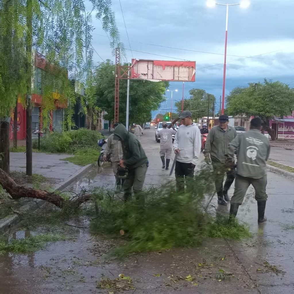 Tras el fuerte temporal, el municipio de Monte Quemado trabaja en la limpieza y despeje de calles