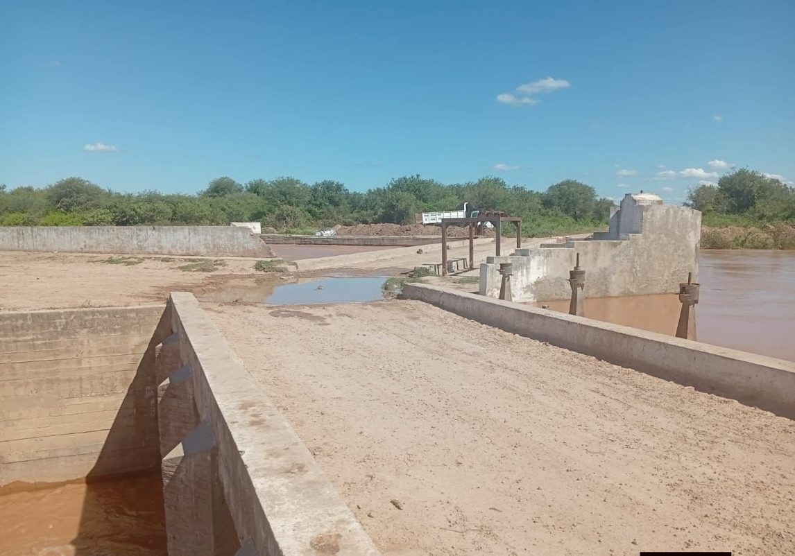 Clausuran el puente de Rincón de Esperanza por la crecida del Río Salado