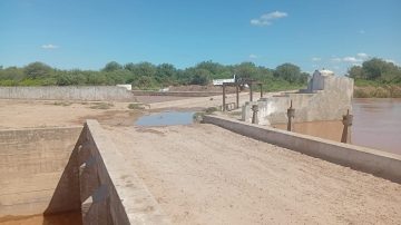 Clausuran el puente de Rincón de Esperanza por la crecida del Río Salado