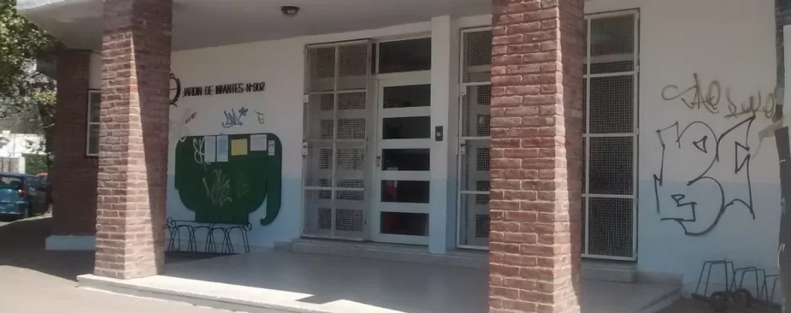 Denuncian a una madre por llevarse el dinero de los buzos de egresados de un jardín