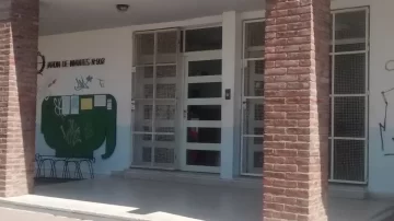 Denuncian a una madre por llevarse el dinero de los buzos de egresados de un jardín