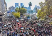 Multitudinaria movilización en Plaza de Mayo: “Son 30 mil y fue genocidio”, sentenciaron los organismos de DD. HH.