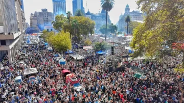 Multitudinaria movilización en Plaza de Mayo: “Son 30 mil y fue genocidio”, sentenciaron los organismos de DD. HH.