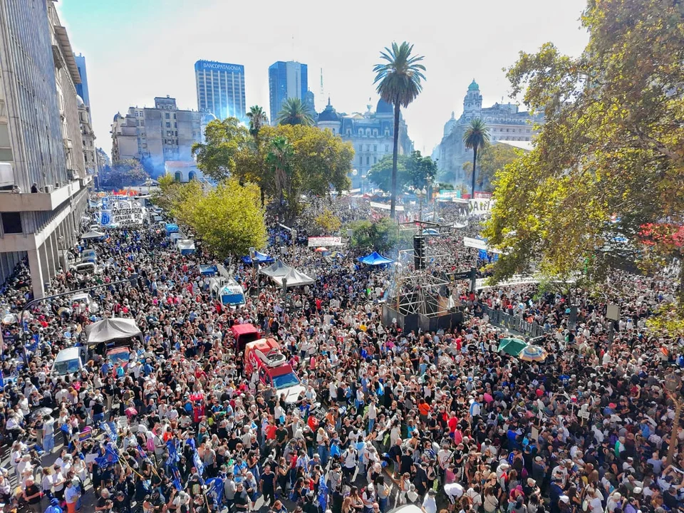 Multitudinaria movilización en Plaza de Mayo: “Son 30 mil y fue genocidio”, sentenciaron los organismos de DD. HH.