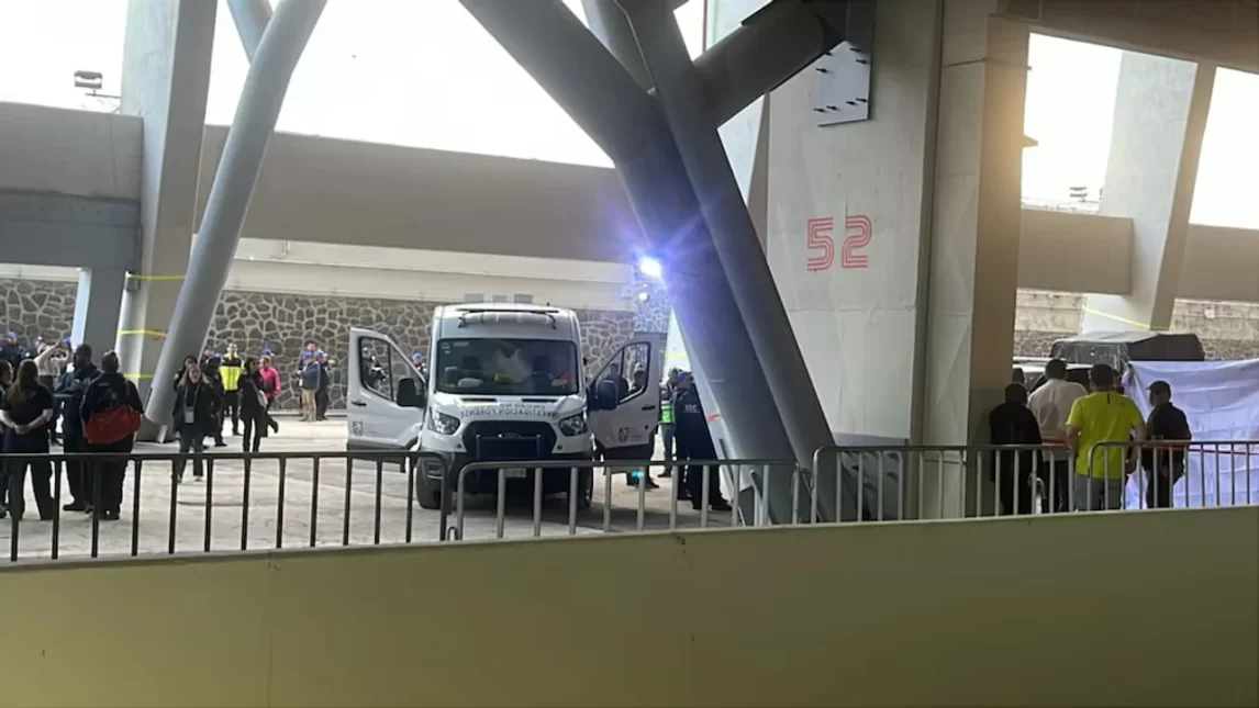 Tragedia en la reinauguración del Estadio Azteca: Hincha Mexicano muere tras caer al vacío