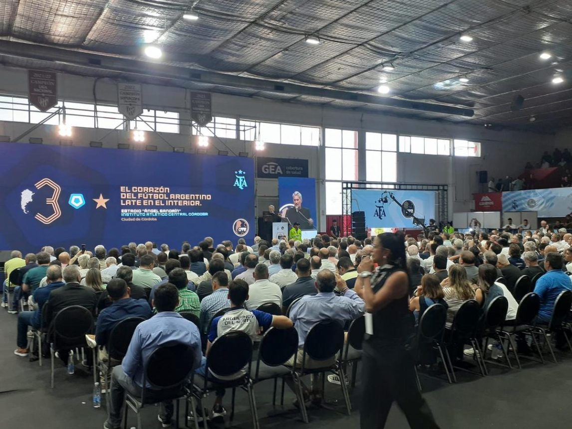 El fútbol del interior debate su futuro en Córdoba con la llegada de Tapia