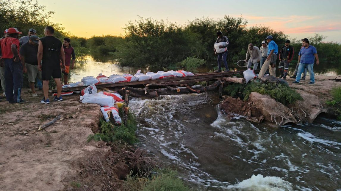 Activan un operativo de emergencia para reconstruir un puente clave en el paraje La Esquina